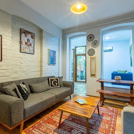 Daire 1 Bd Chic Garden Flat In Taksim *