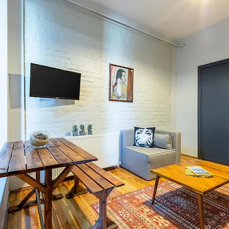 Daire 1 Bd Chic Garden Flat In Taksim