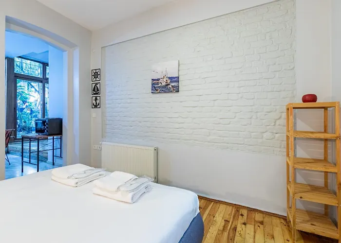 1 Bd Chic Garden Flat In Taksim Апартаменты