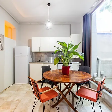 1 Bd Chic Garden Flat In Taksim 아파트 *