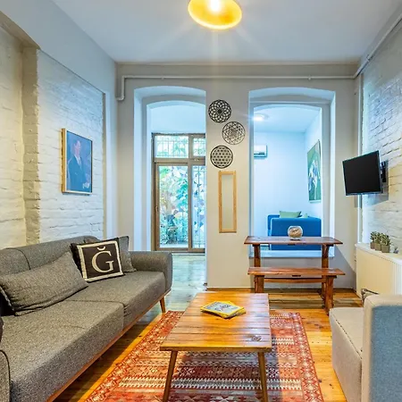 Apartment 1 Bd Chic Garden Flat In Taksim Istanbul