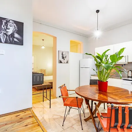 Apartment 1 Bd Chic Garden Flat In Taksim *