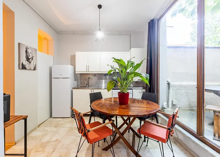 1 Bd Chic Garden Flat In Taksim 아파트 *